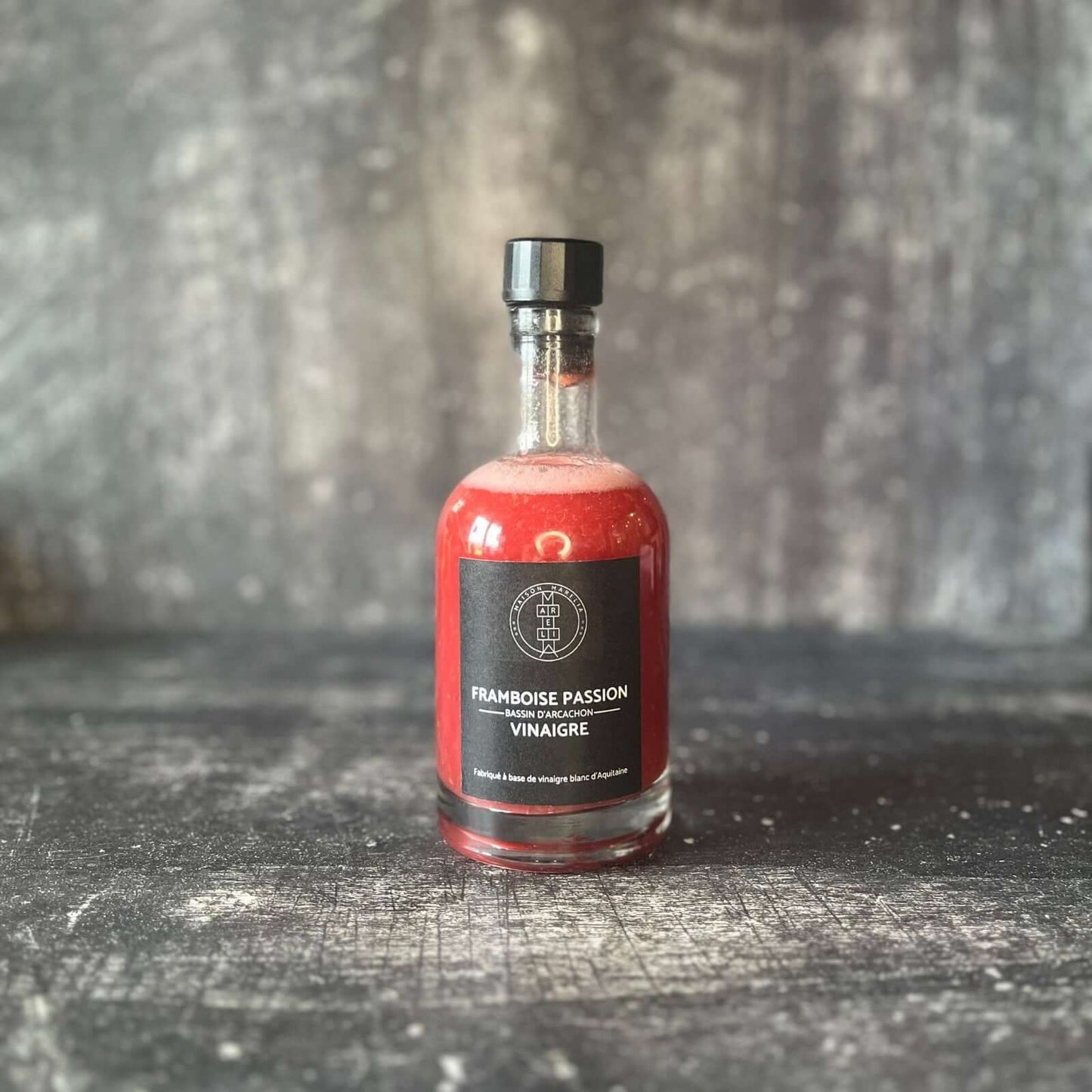 Vinaigre Framboise Passion sur fond bois gris