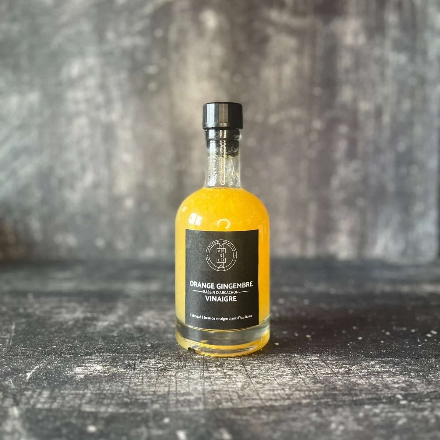 Vinaigre Orange Gingembre Lillet sur fond bois gris