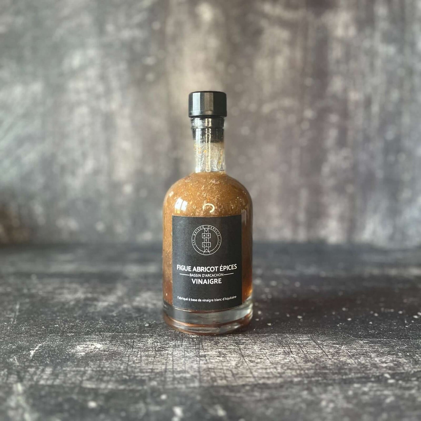 Vinaigre Figue Abricot et Épices sur fond bois gris