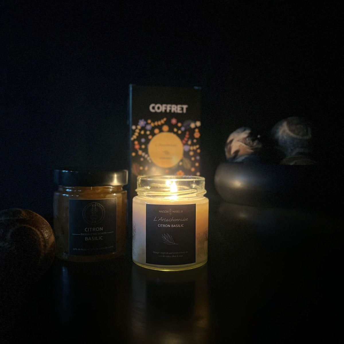 Coffret "L'Arcachonnaise", Confiture Citron Basilic et bougie végétale parfumée, sur fond noir